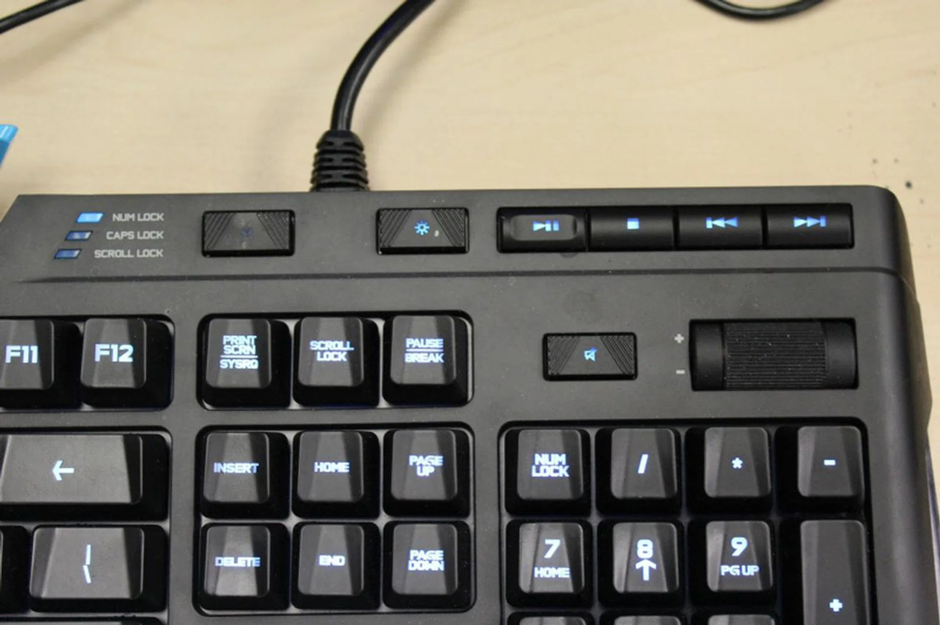 The roller bar controls volume and allows for minute adjustments easily.