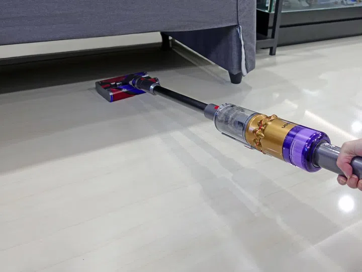 Cleaning under furniture is easy with the Omni-glide's near lie-flat capability. (Image source: HardwareZone)