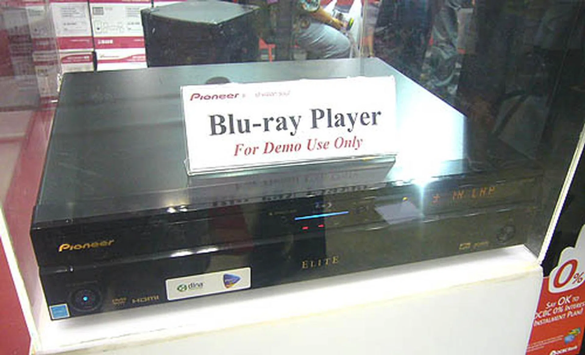  We saw this demo Blu-ray player at the last IT Show and here it is again. When will we see the actual retail version?  