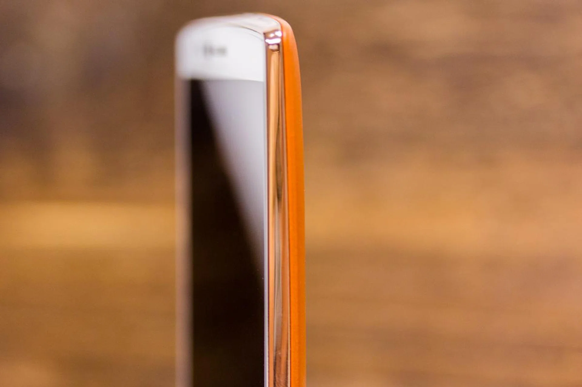 This is an unofficial pairing, but since we had the LG G4 with leather back, we thought we’d see how it fares with the White Gold Edition. The brown leather actually matches beautifully with the white body and gold frame.