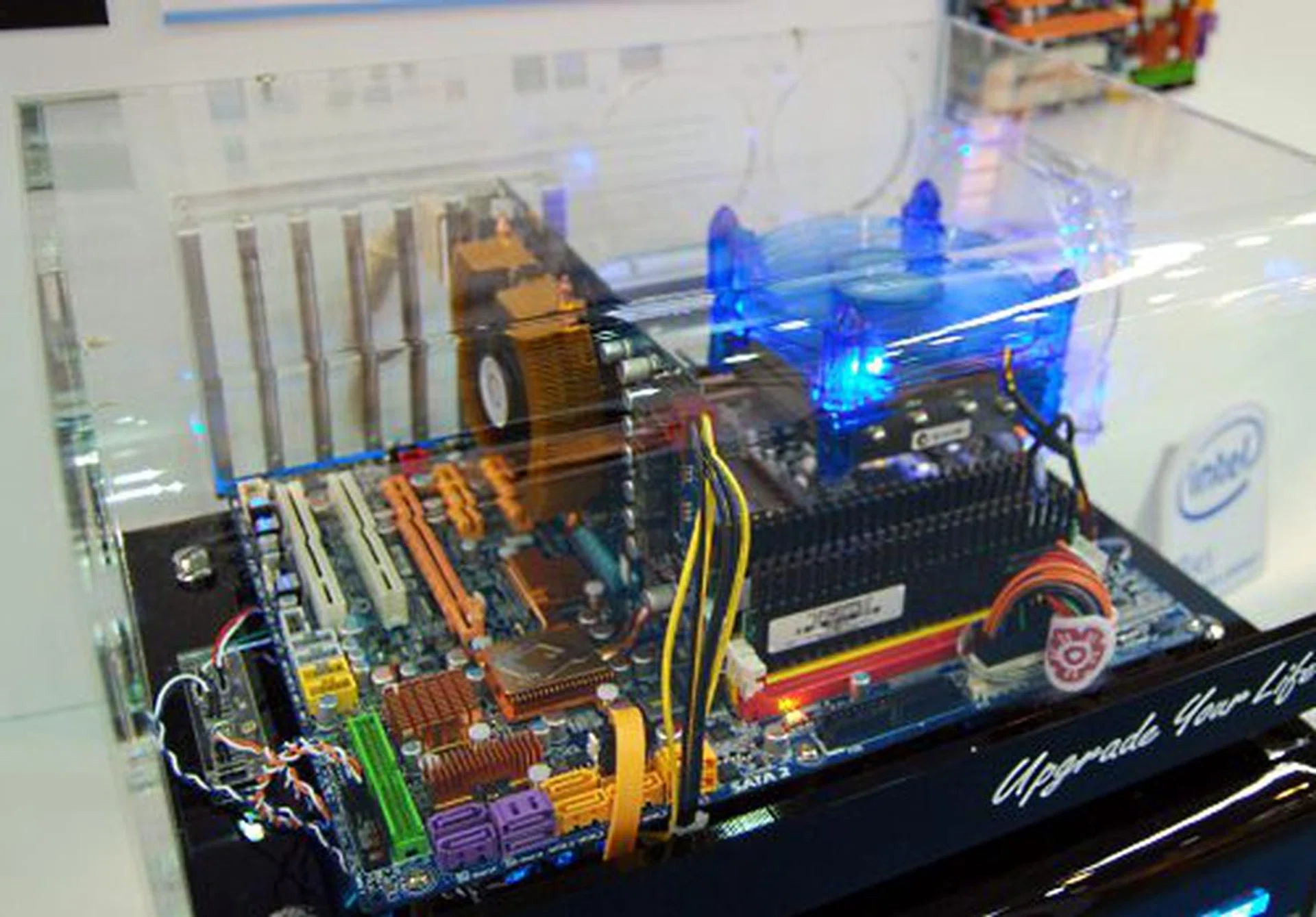  The ultra high-end P45 flagship in Gigabyte's stable is of course its DQ6 variant. Here it is paired with a GeForce 8800 GT.  