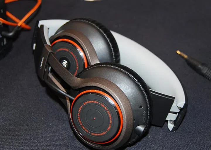 They are easily stow-able thanks to their foldable nature which further make them ideal for mobile usage. The other ear cup seen in the foreground has touch-based controls built-in for intuitive control. For example, to increase or reduce volume, simply use your finger to 'dial' across the surface either clockwise or counter-clockwise accordingly. It can't get simpler than this.