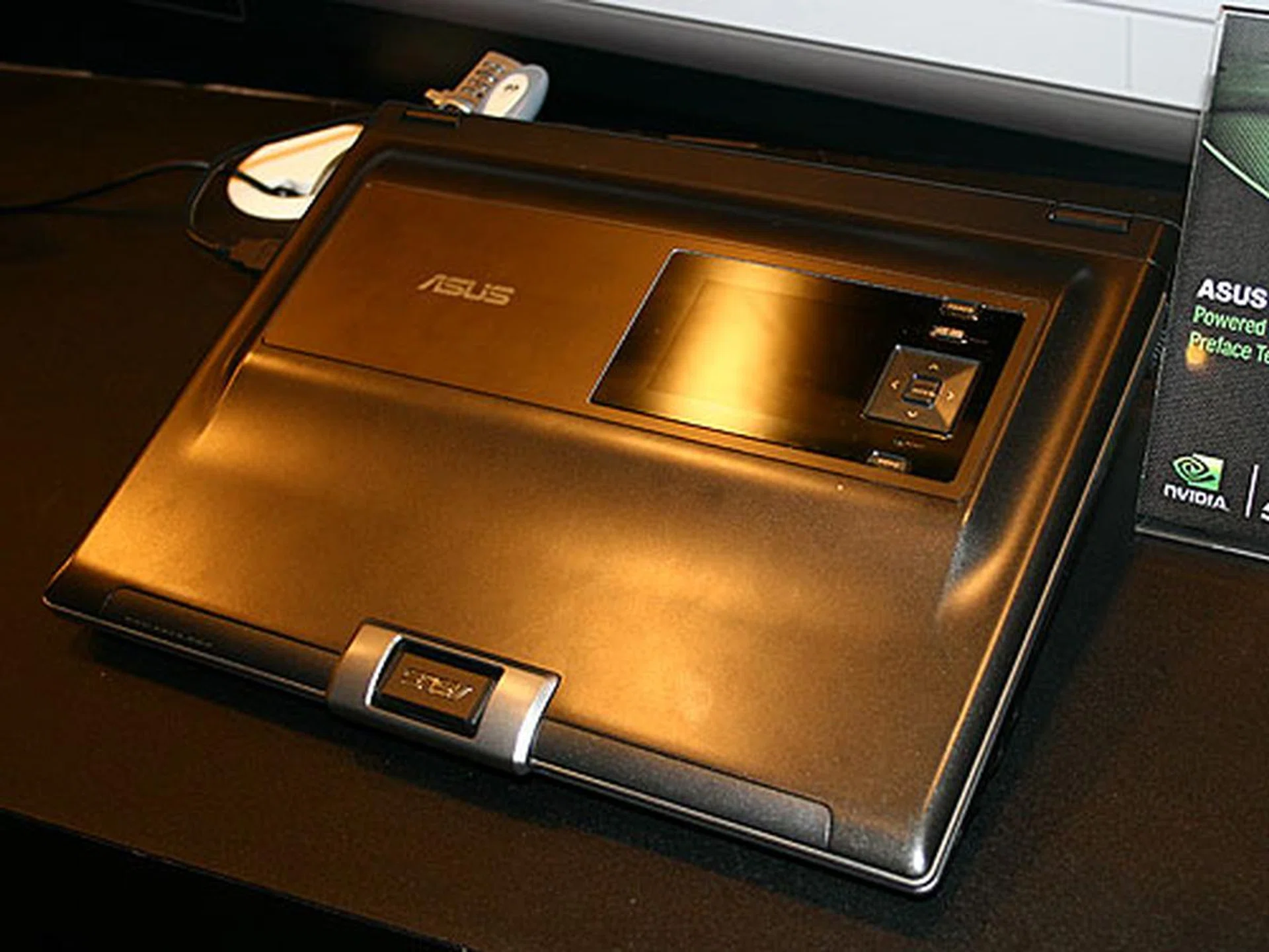  The ASUS W5Fe's sideshow panel takes advantage of NVIDIA's graphics.  