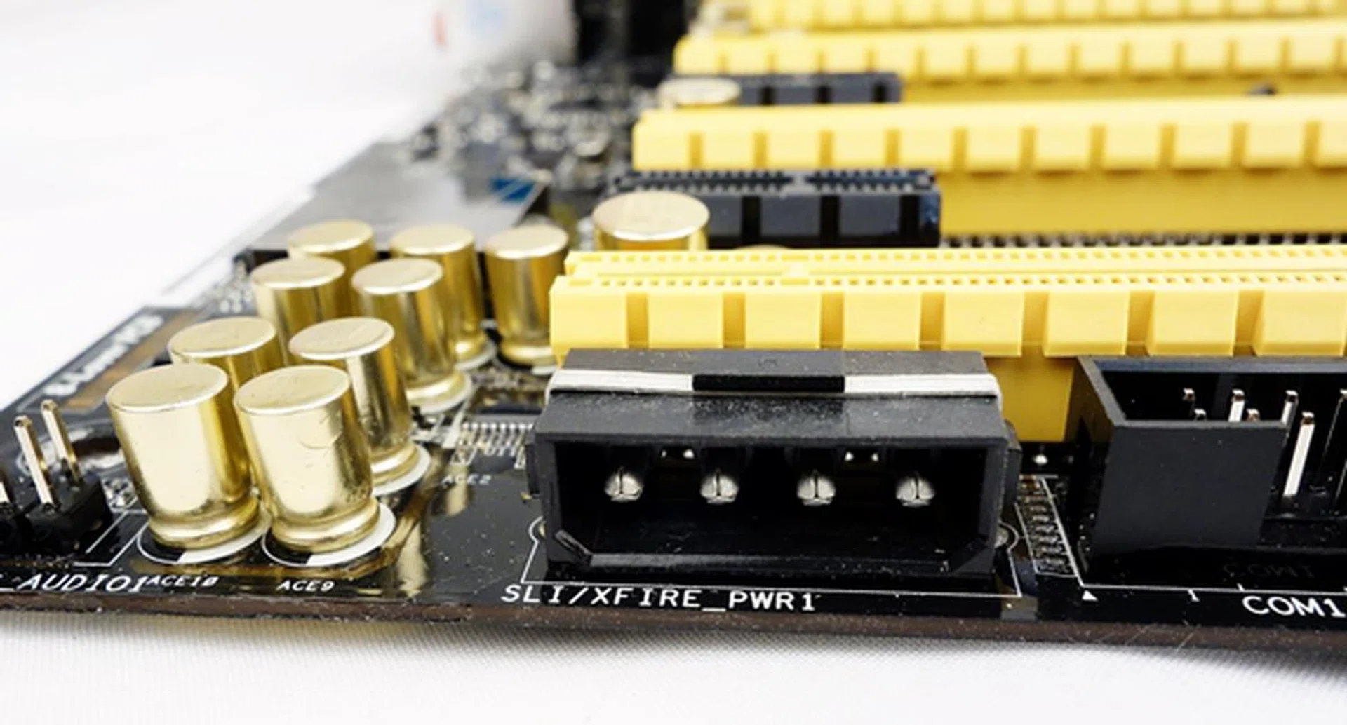 The SLI/XFire power connector that will deliver more power in a multi-GPU configuration.