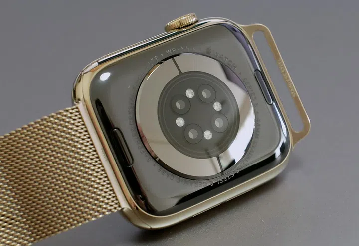 The Apple Watch Series 6 features a new sensor that uses red and infrared light to measures your bloody oxygen level on top of your heart rate and ECG.