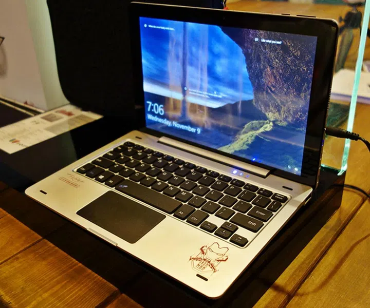 The AVR10T has a detachable keyboard that can accommodate a full-sized USB 3.0 port at its side.