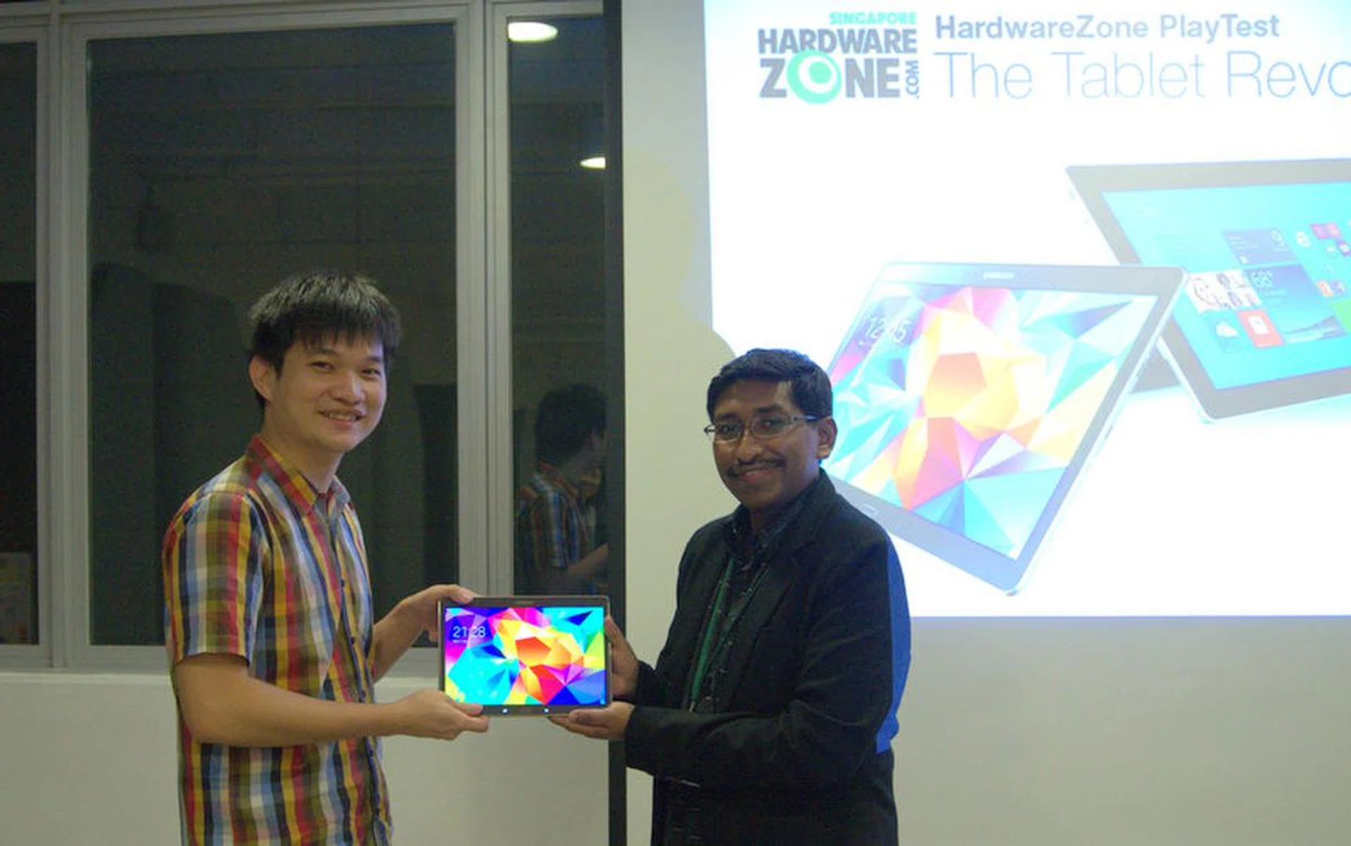 HardwareZone Editor Vijay presenting the prize to the winner who answered our tie-breaker question correctly.