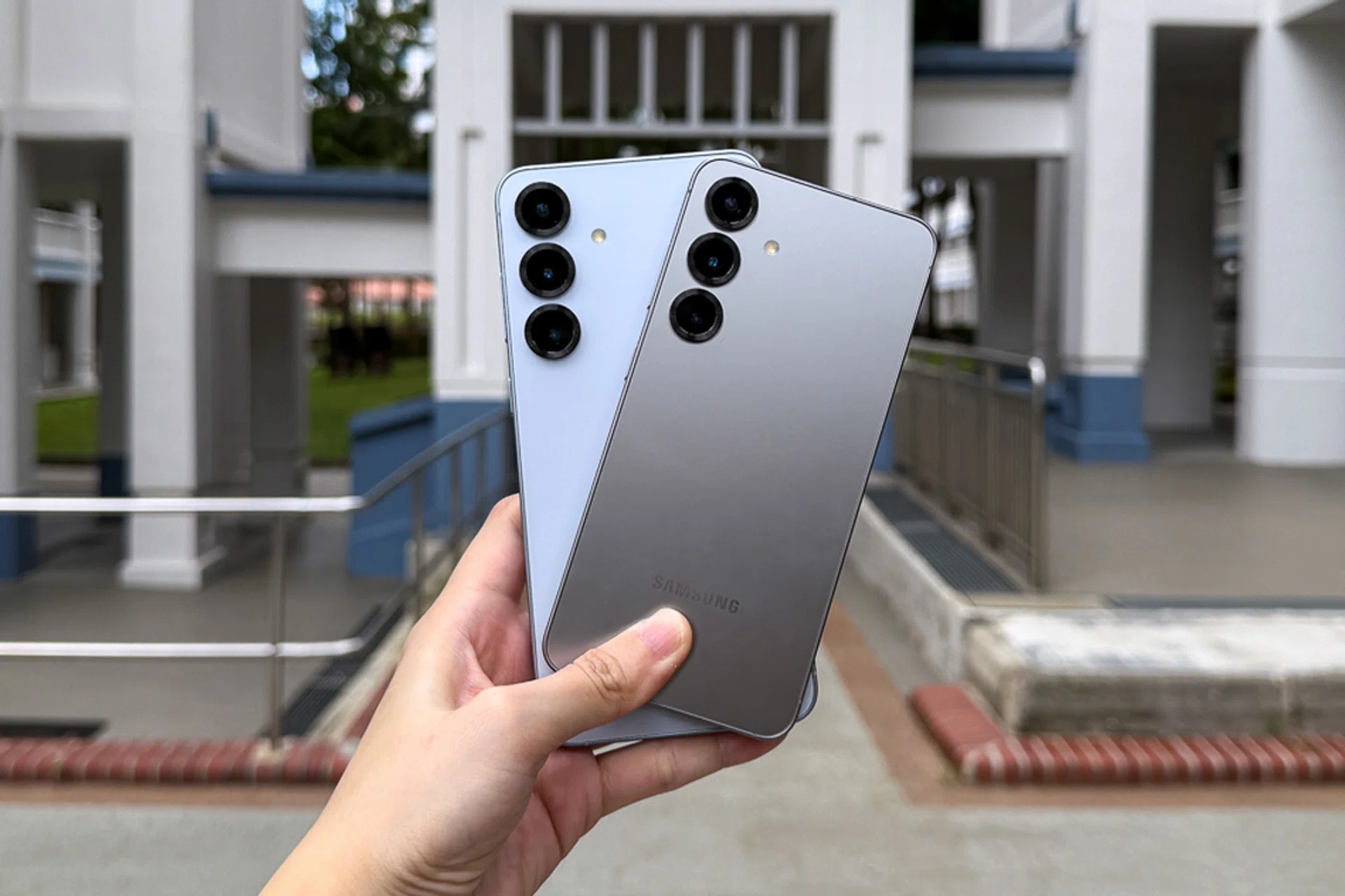 The Samsung Galaxy S25 and Galaxy S25+. 