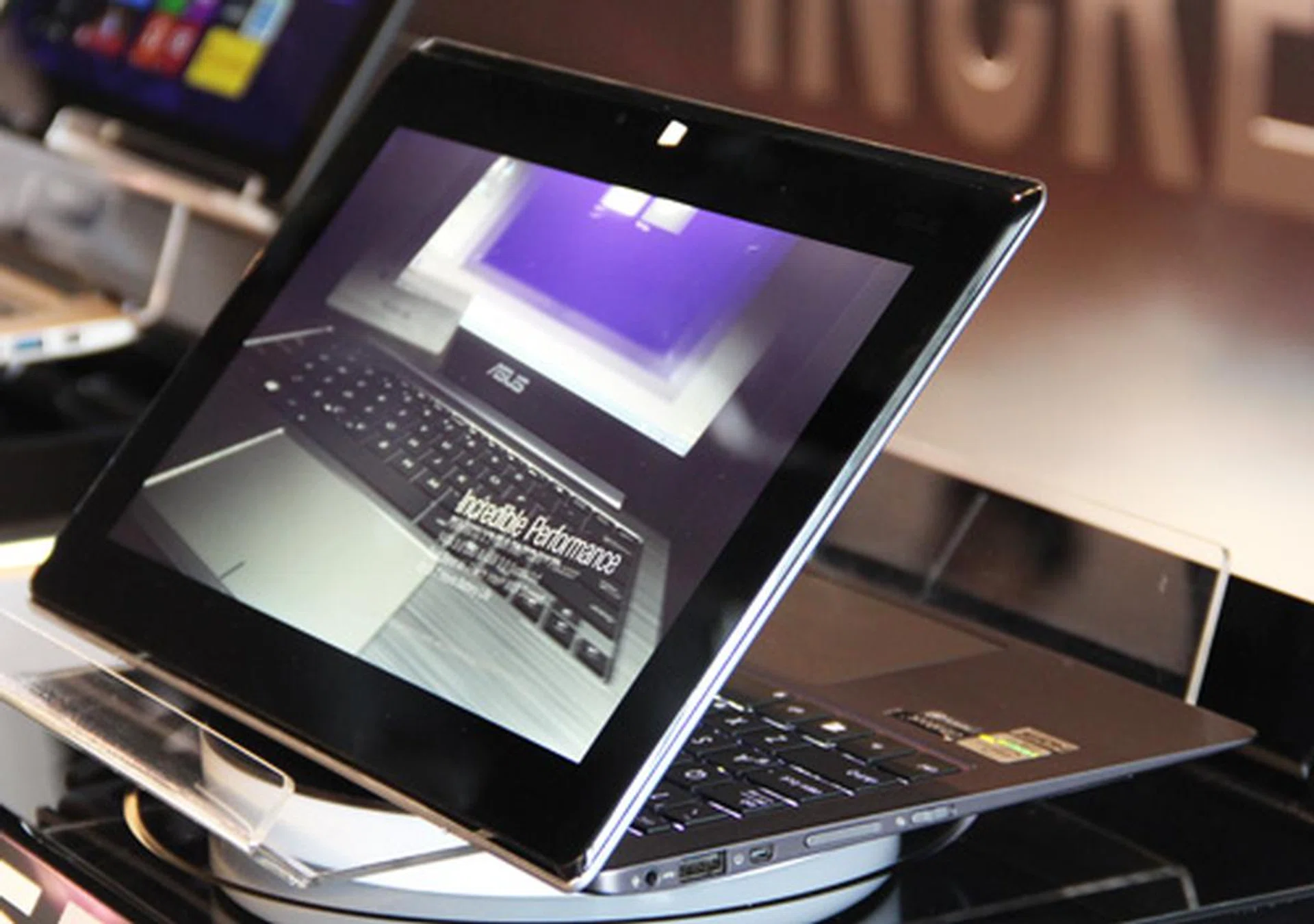 The Taichi features dual screens, one on the interior of the lid, and one on the exterior. Only the exterior lid is touchscreen.