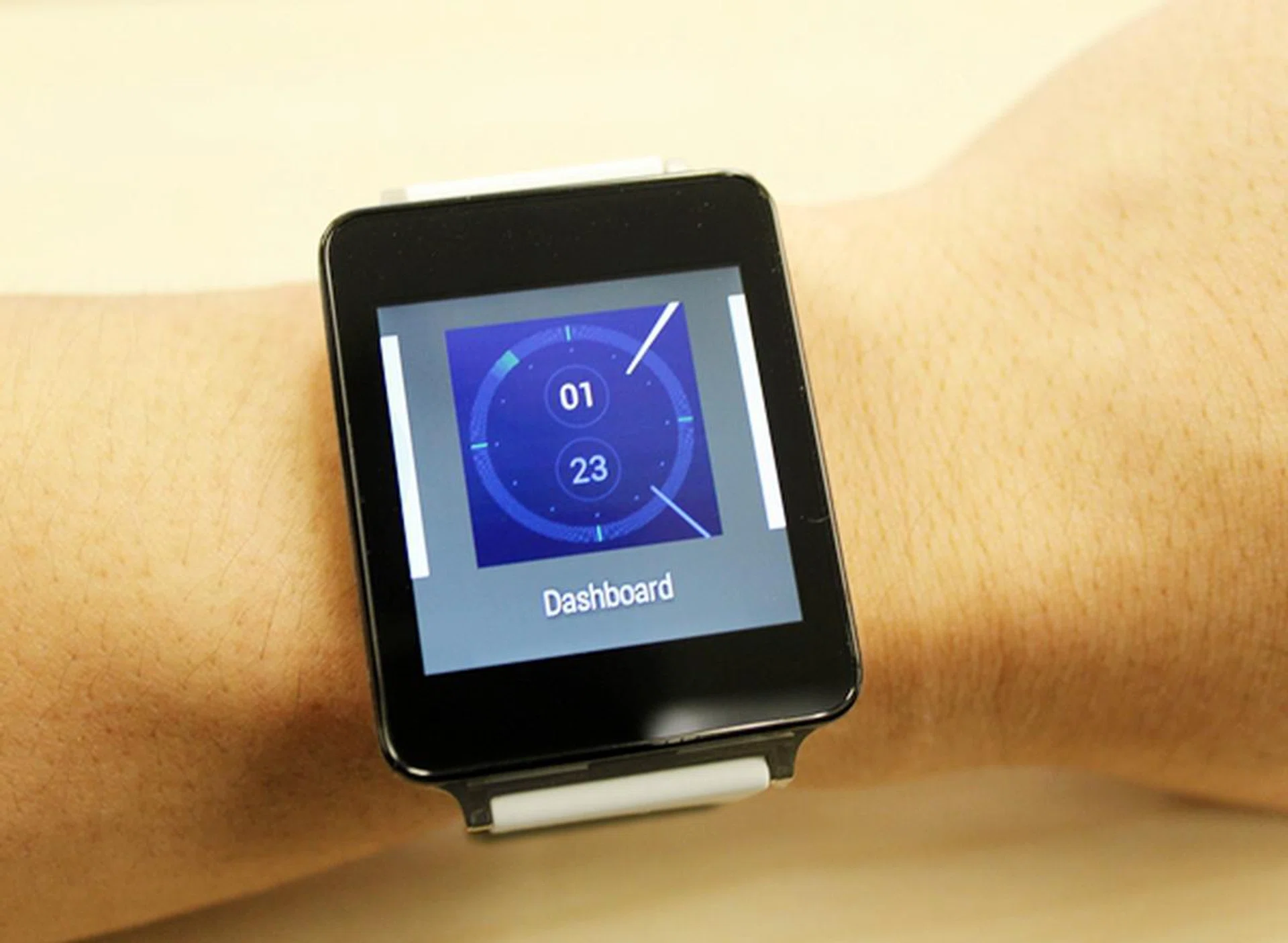 Despite its weight (63g), the LG G Watch feels comfortable on our wrist.