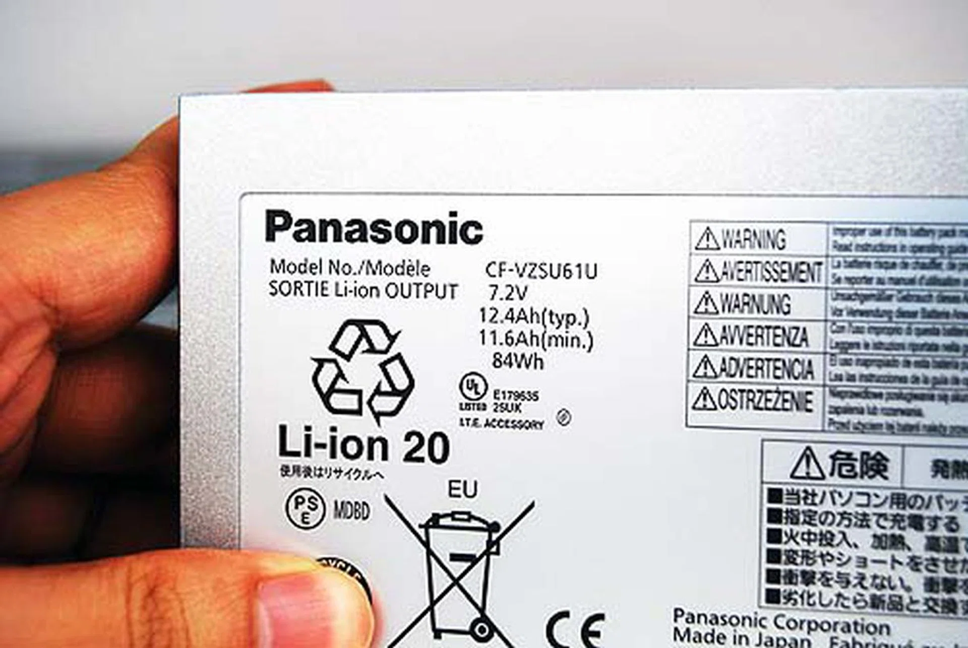 The 6-cell Li-ion (7.2V, 12400mAh) battery powering the CF-S9 .
