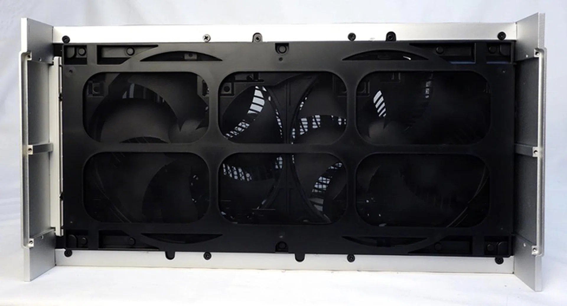 We turned our attention to the stand of the chassis, and we had to remove its mounting screws before it can be detached from the chassis’ steel body. We have a clearer view of the pair of 180mm intake fans, and their removable dust filter.