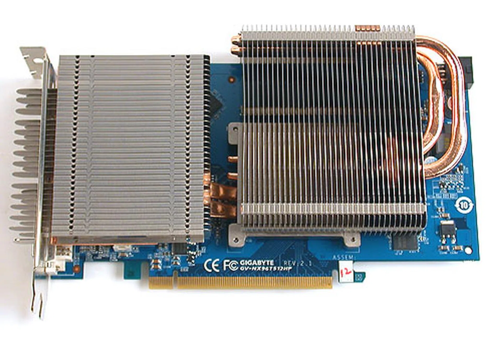 Gigabyte has gone with a completely passive cooler for this GeForce 9600 GT, assisted by four heat pipes and two separate arrays of aluminum fins. 