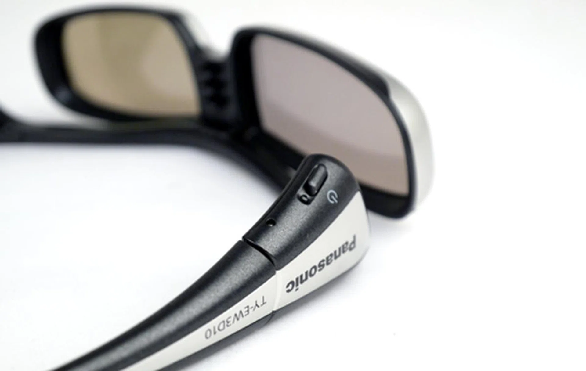 The power button can be found just below the left hinge. Depress the button for one second to power the glasses on or off. These lenses contain liquid crystals within, so do take extra care when handling them.