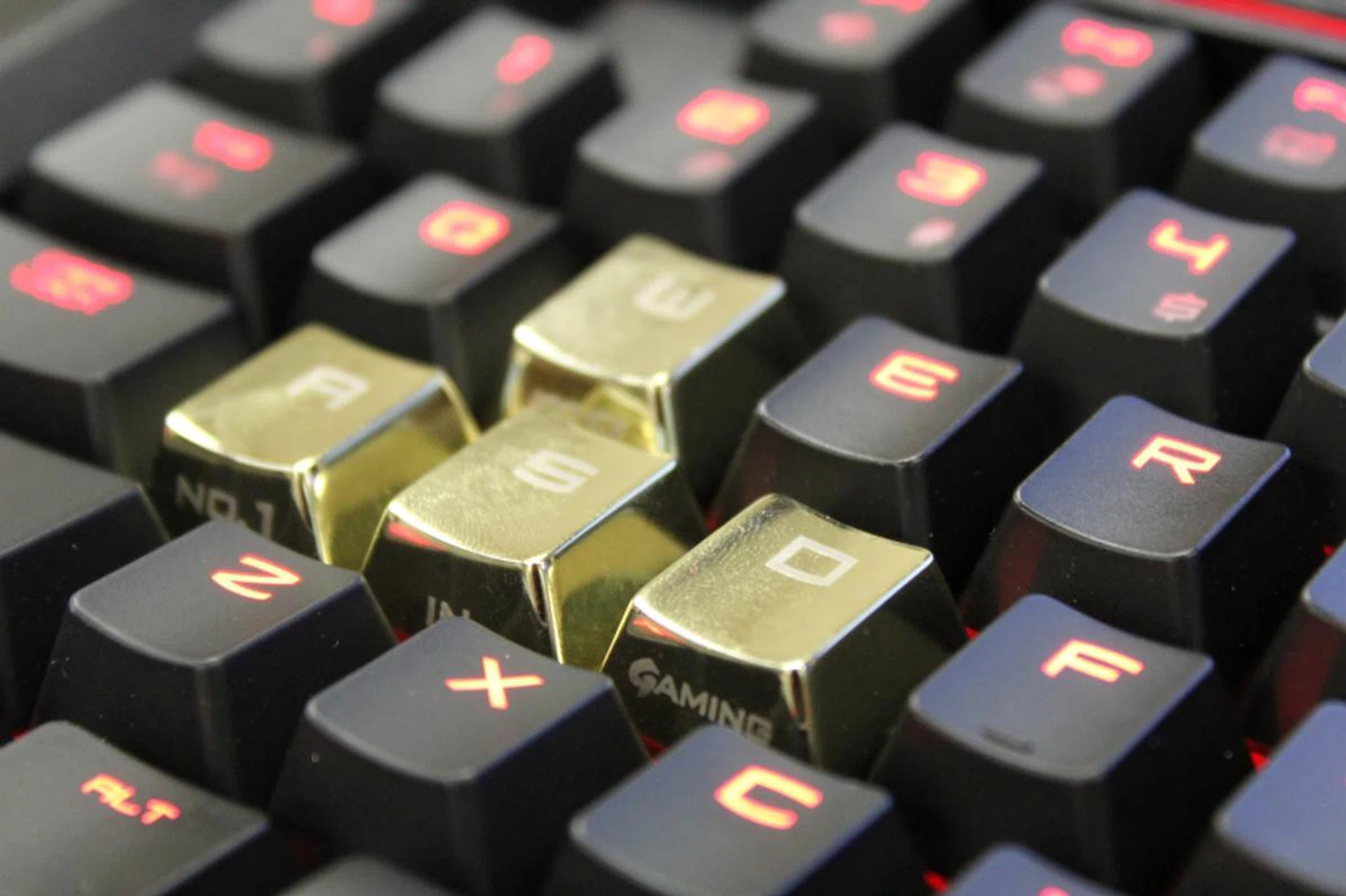MSI provides changeable gold cap WASD keys for users to spice up their keyboards.