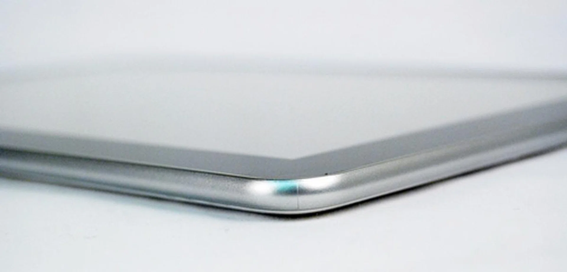 Besides shedding off the grams and millimeters, the Samsung Galaxy Tab 10.1 has rounded edges to give it a comfortable handling.