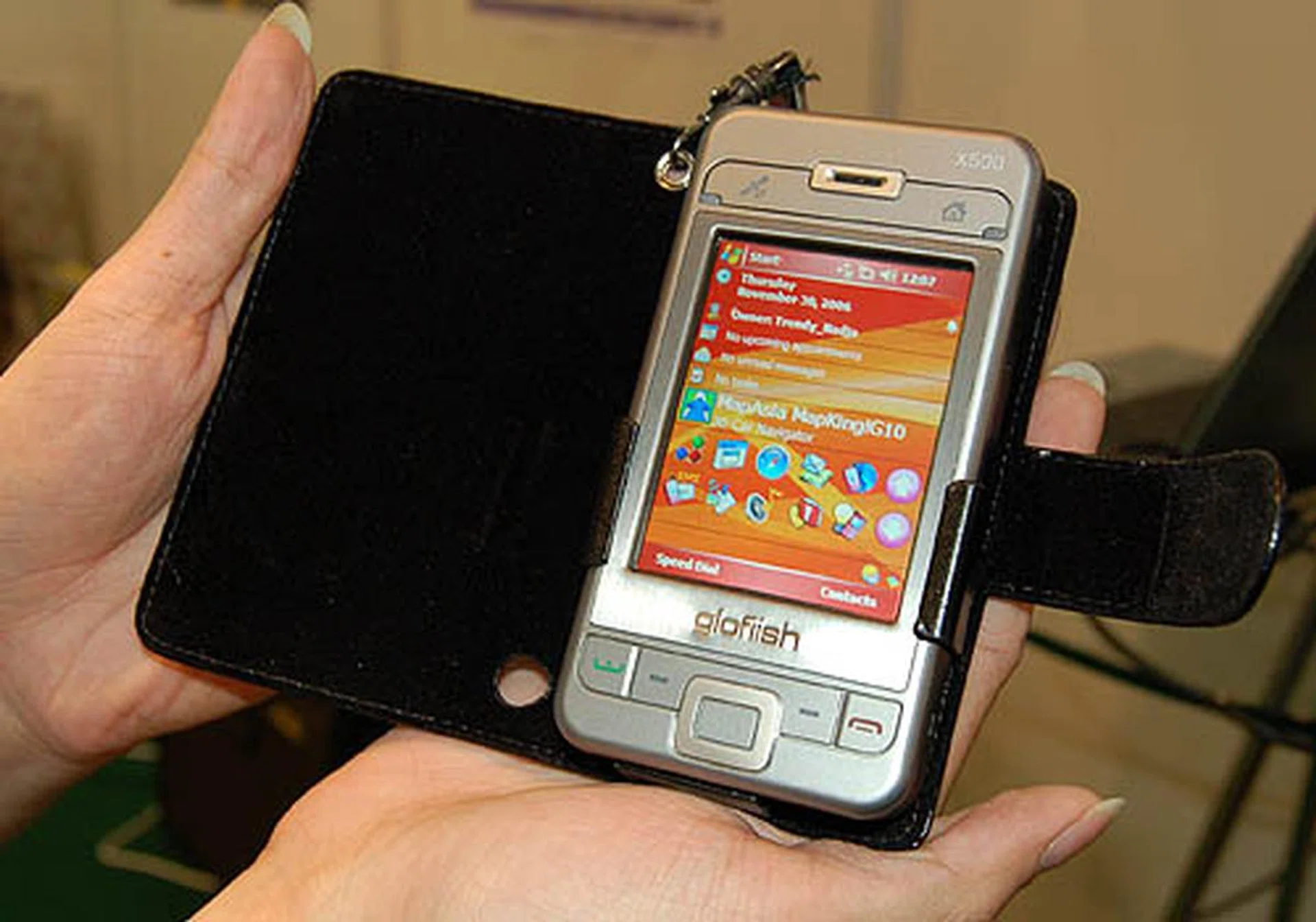 Introducing the glofiish 500, a Quadband Pocket PC phone with a 400Mhz Samsung processor, 128MBROM/64MB Ram, GPS, WifiFM Radio and 1530mAH battery. Going only for S$1188 with a free 1GB microSD card or Mapking map, Trends Mobile also accepts 12-month installment plans.