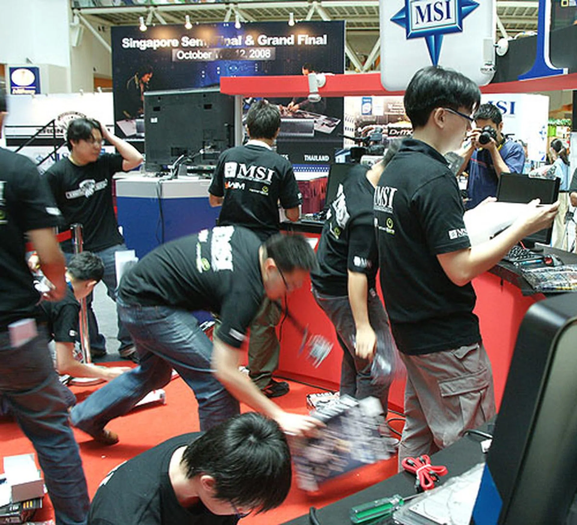  It was a flurry of activity once the emcee announced the start of the rigging phase. Boxes and product packaging were flying left and right while marshals manfully tried to keep the mess contained and out of the contestants' way.  