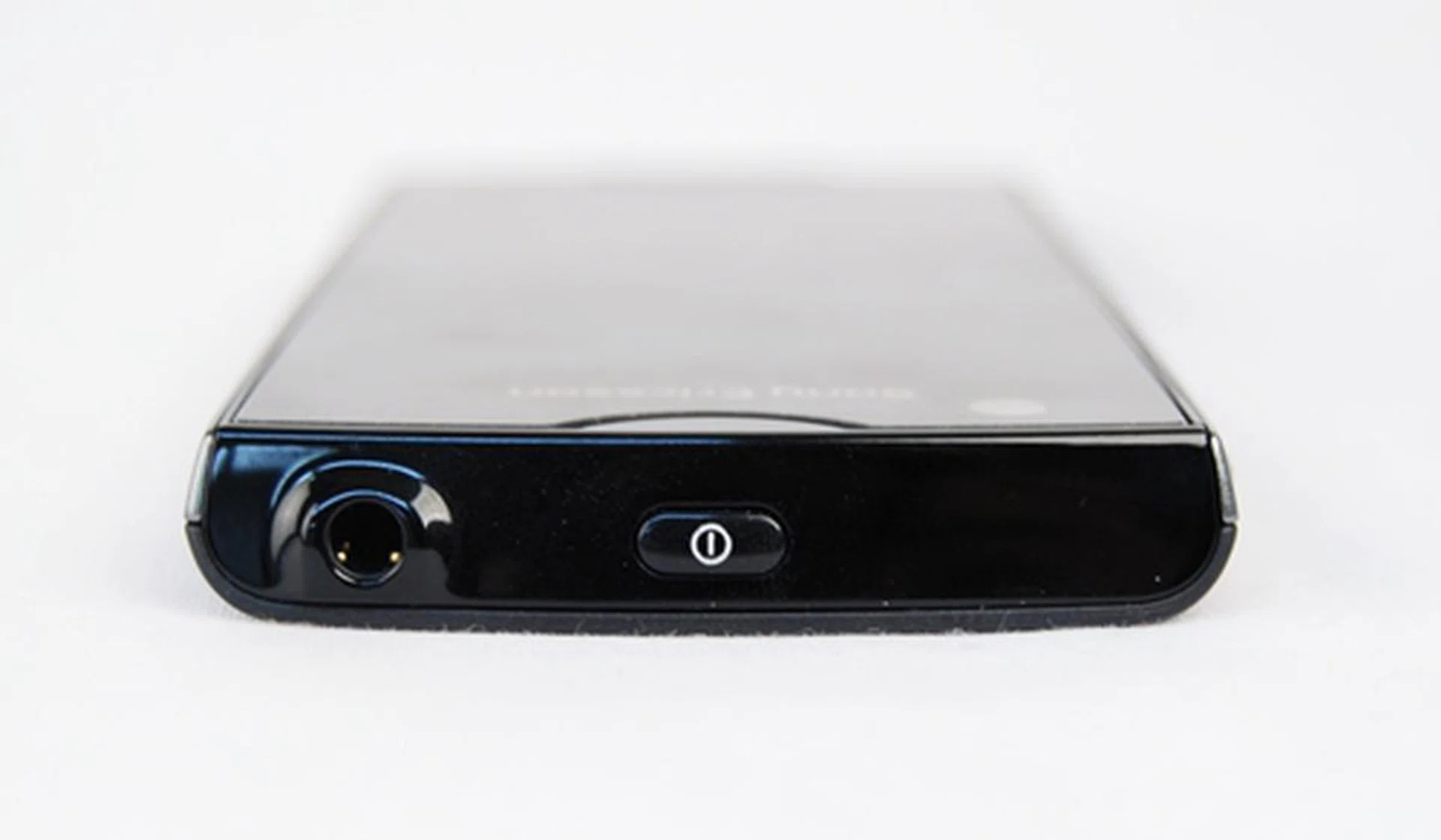 The power button sits squarely in the middle on the top and exhibits good feedback. It is unobtrusive but yet easy and comfortable to press. Beside it rests a 3.5mm headphone jack.