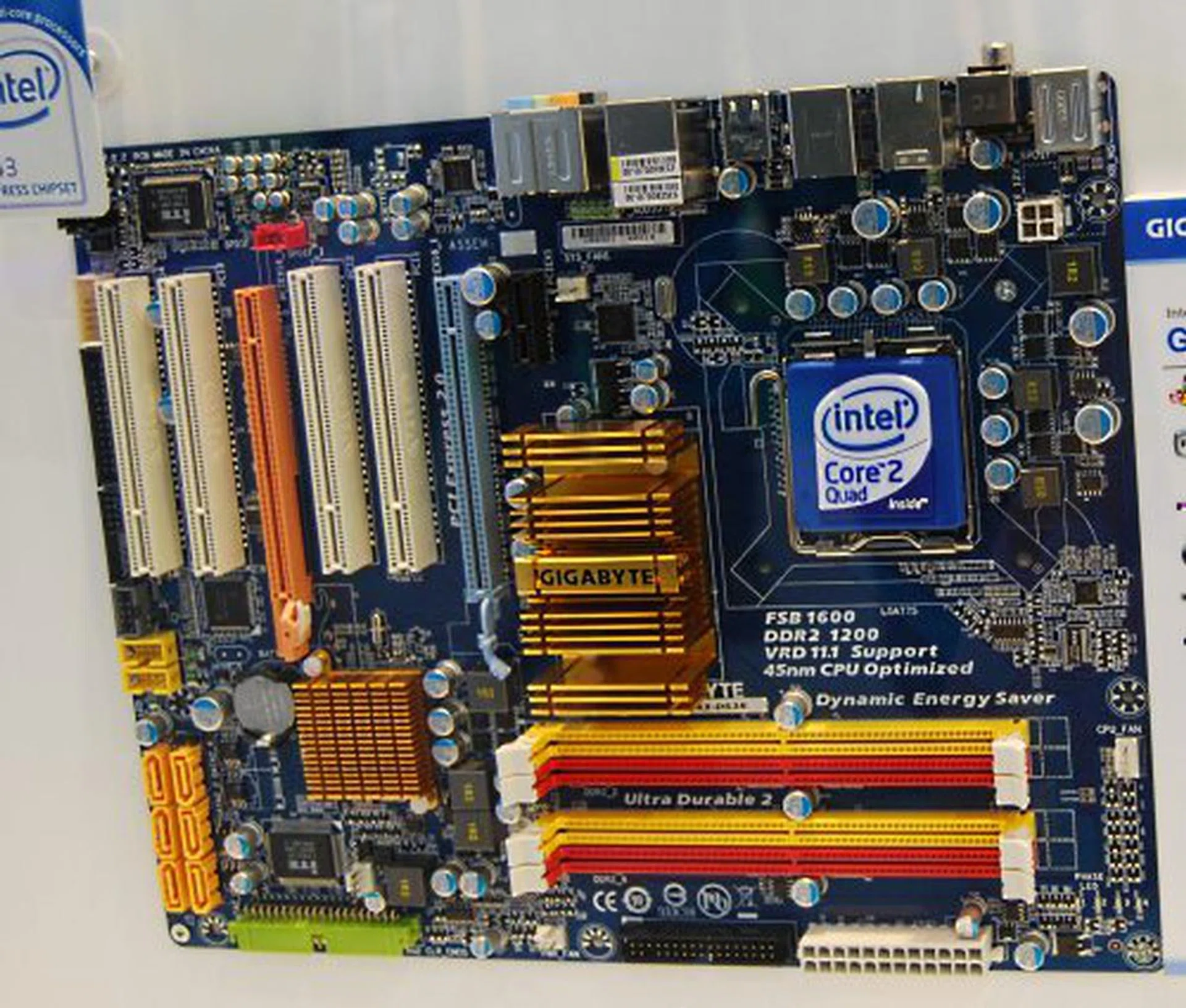  With only Dynamic 4-Gear switching, the P43 based EP43-DS3R has a much simpler heatsink solution, while its FSB is 1600MHz, achieved only by overclocking (default is 1066MHz). It also drops the dual x8 channel CrossFireX capabilities of the P45 chipset and just one Gigabit Ethernet and a less capable HD Audio CODEC than the ALC889A.  