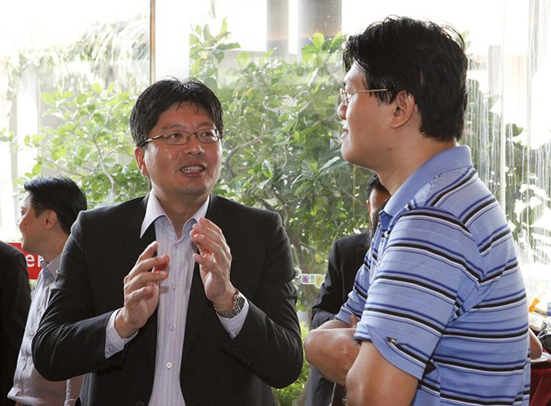 Naturally, this presents an excellent opportunity for our guests to unwind and catch-up. Here we've Mr. Vincent Sim, General Manager for ASEAN, Fuji Xerox Asia Pacific, sharing views with Mr. Tan Kee Hong, Managing Director for Corbell Technology.