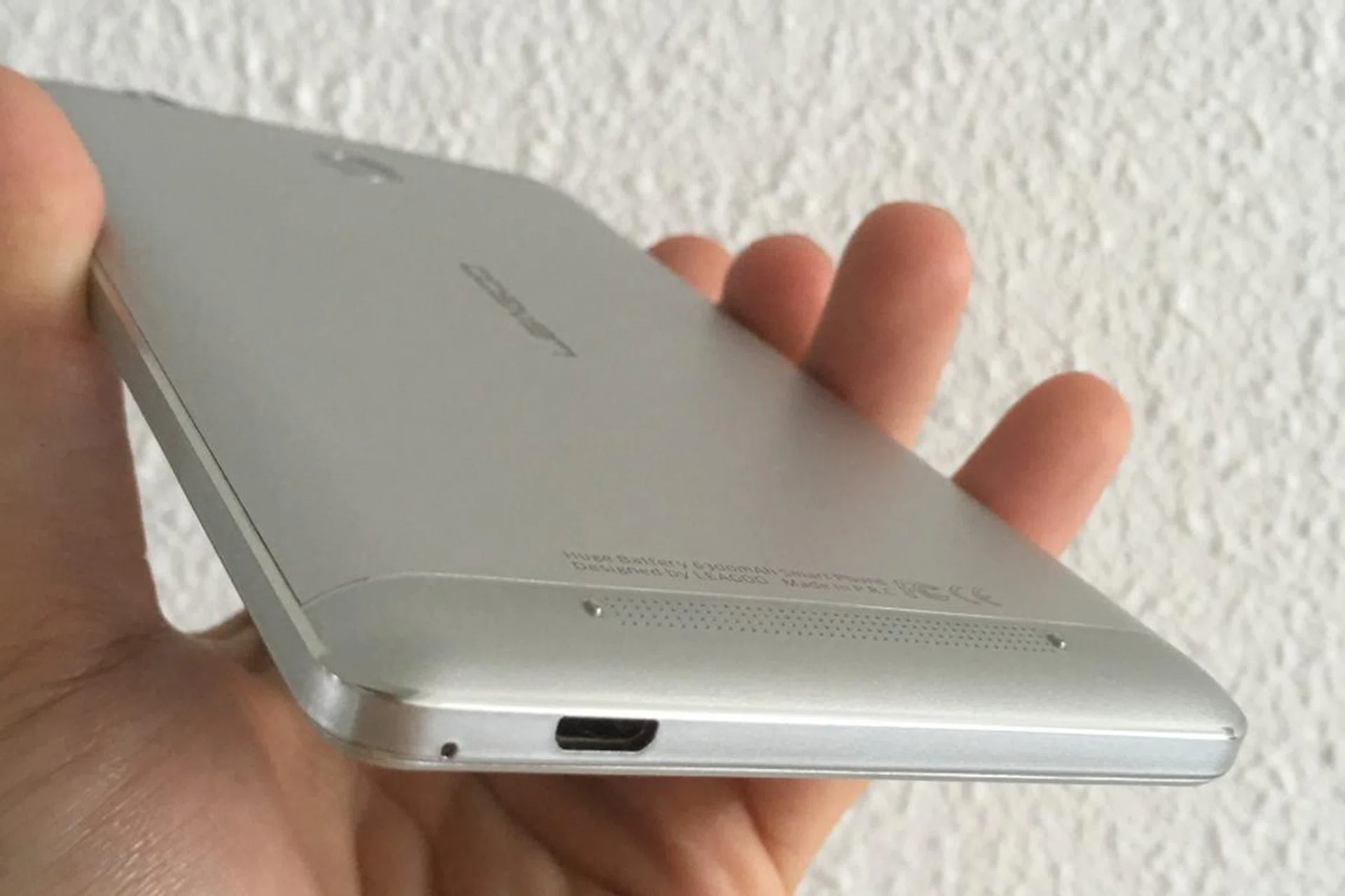 The slightly curved rear of the Leagoo Shark 1 helps provide a slightly more comfortable grip of the phone although you cannot ignore its massive dimensions.
