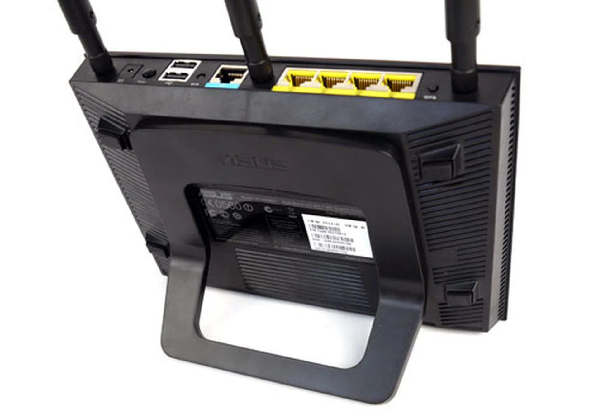 The router can be propped up in a semi-vertical fashion with the aid of an L-shaped bracket. Such a setup also makes it easier to access the router's IO ports. 