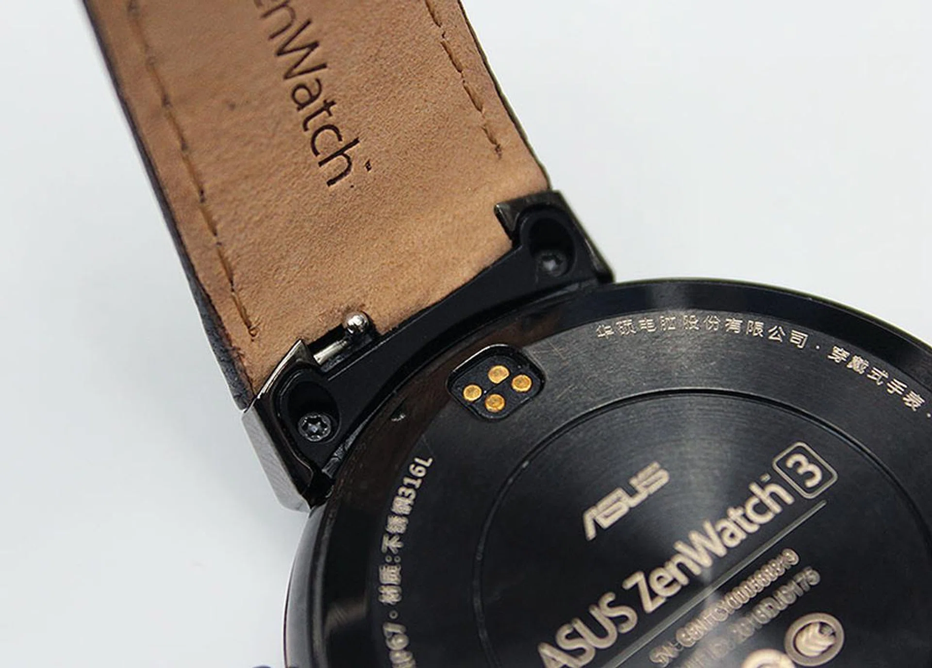 A small pin makes it easy to remove the spring bars and change straps.