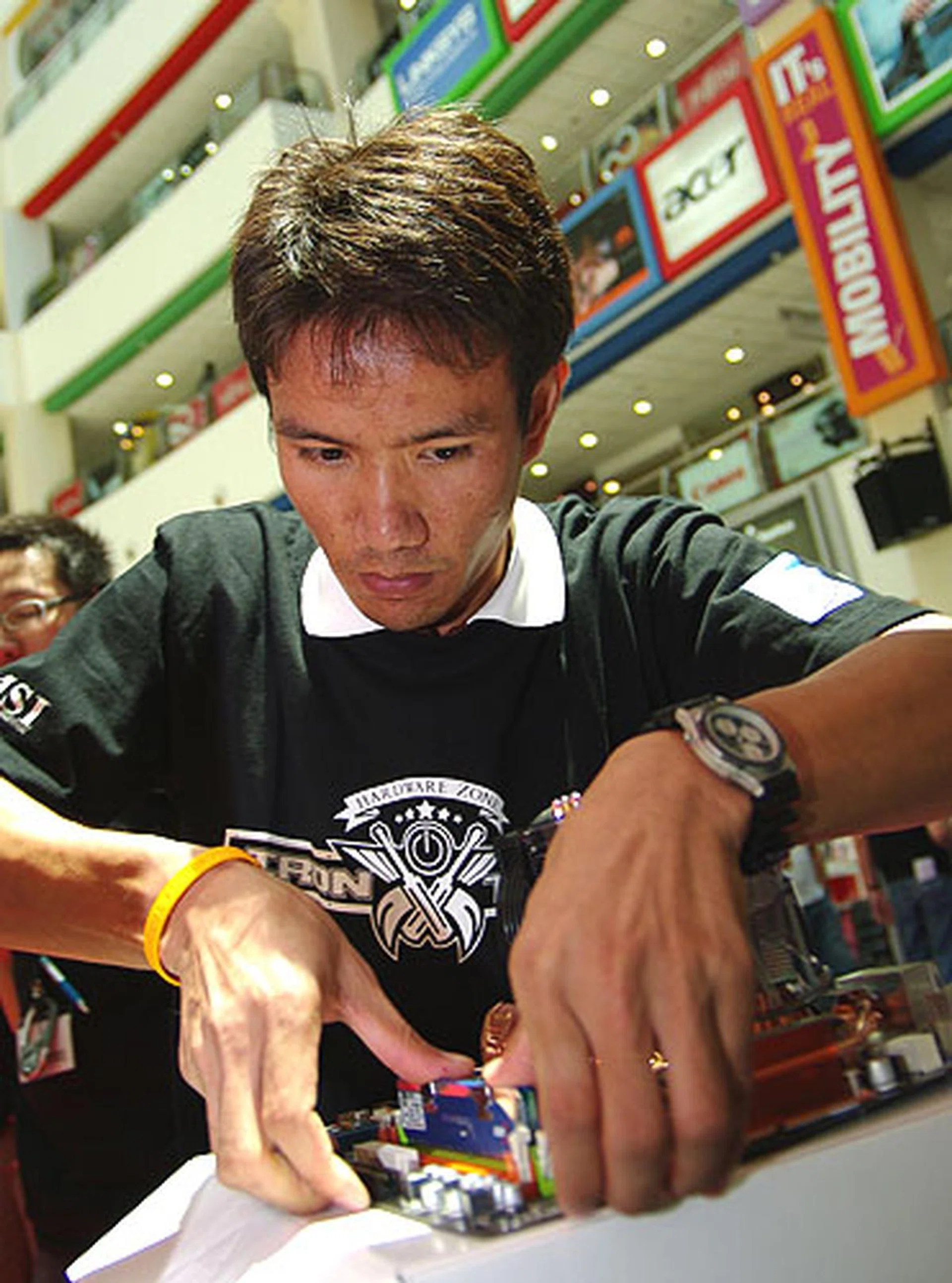  Showing you how to install your RAM properly, Thailand's Rangsee Traiwongyoi.  