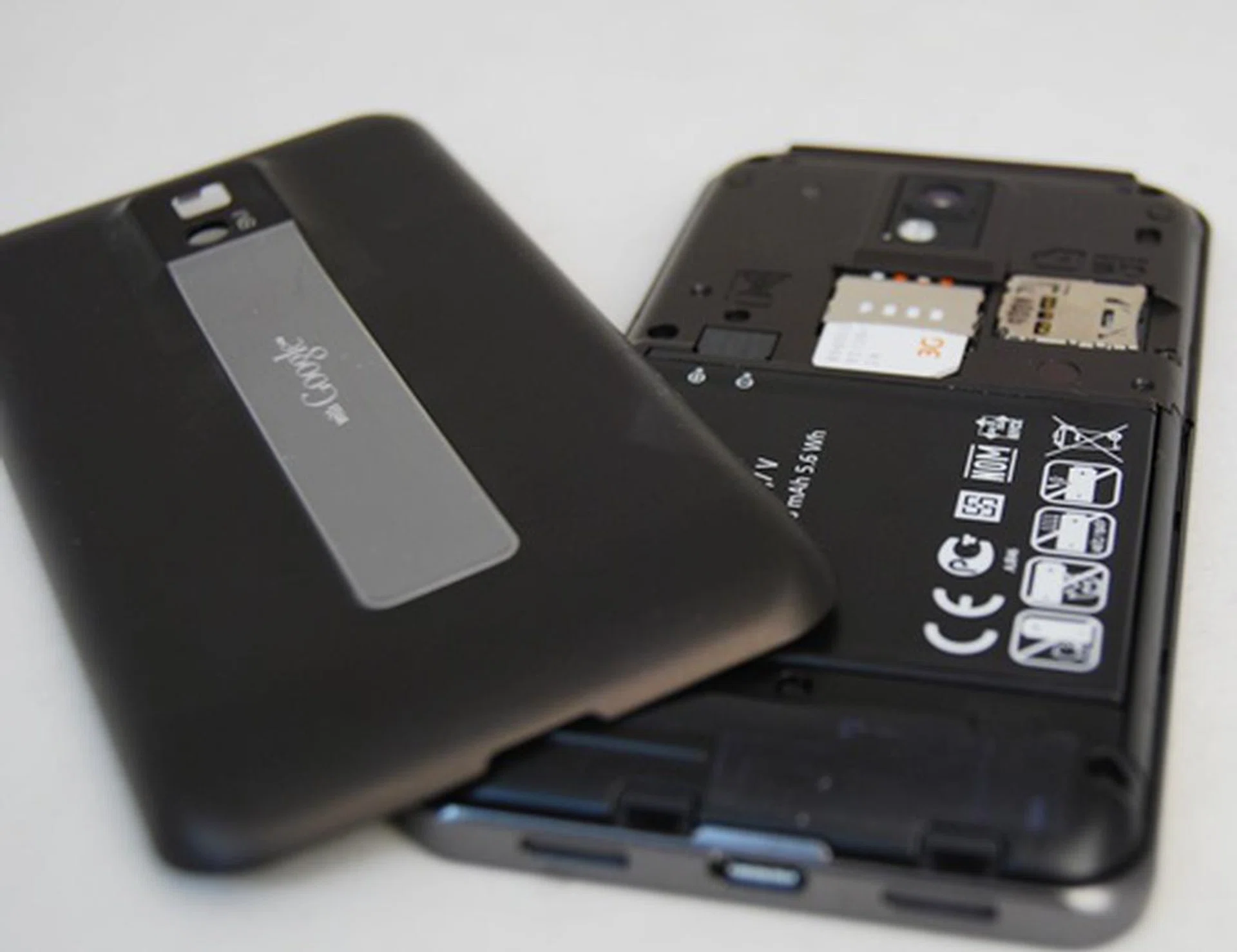 The cover is easily pried open through a small gap that's roughly the width of a thumb. Inside, you will find the usual battery, SIM card and micro SD card compartments. 