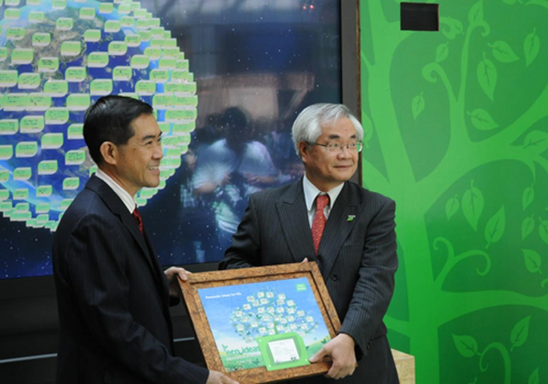 Mr Ng Meng Hiong (left) and Mr Ikuo Miyamoto representing both the National Environment and Panasonic in promoting eco-friendliness for everyone.