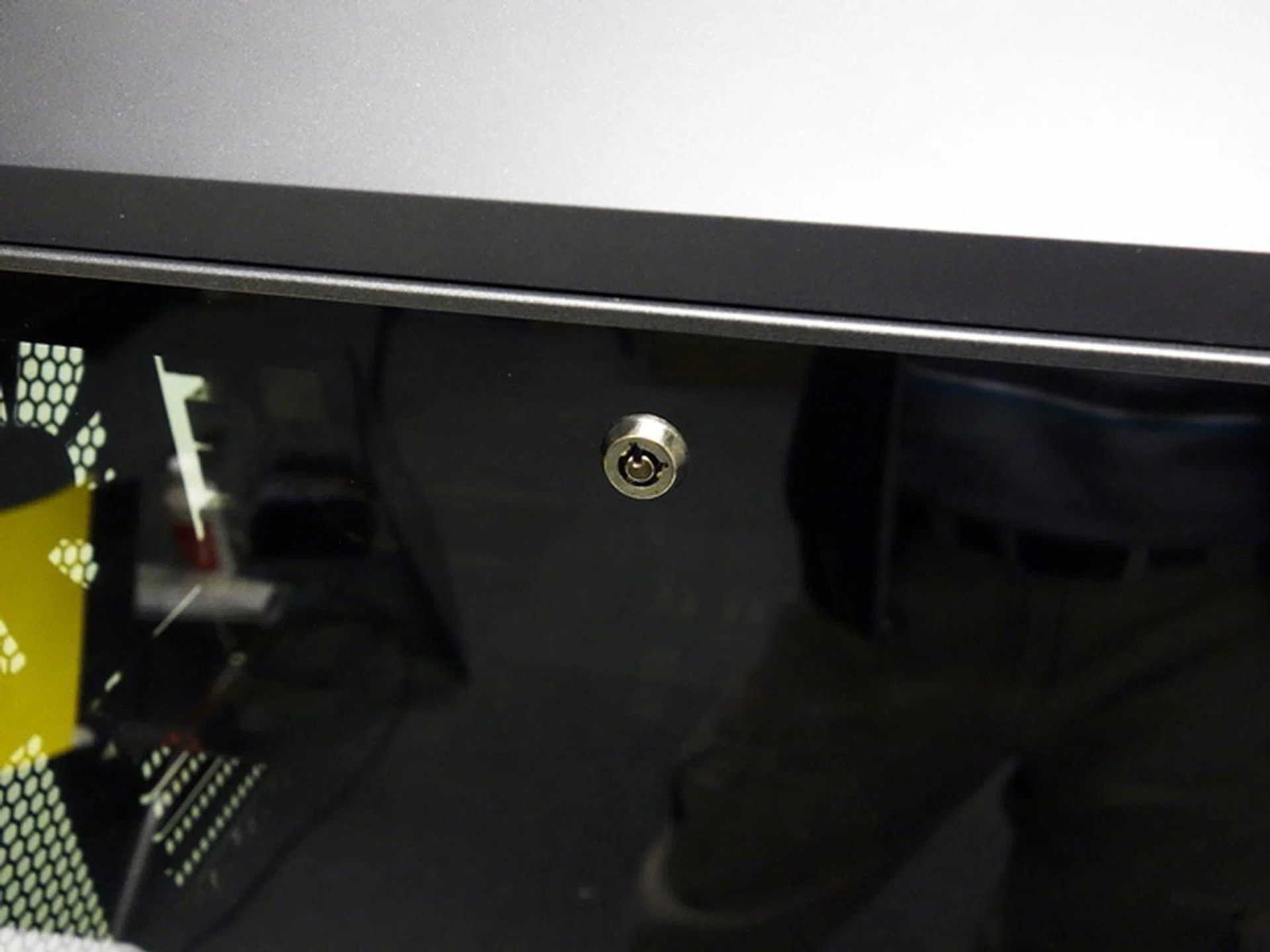 This lock holds the MasterAccessory tempered glass panel in place.