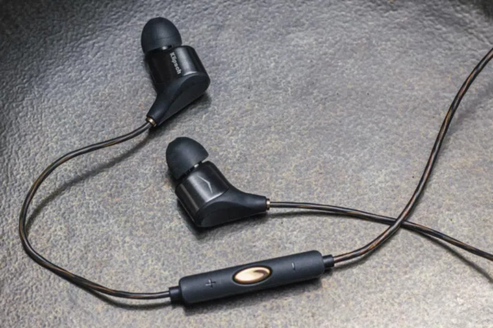 The XR8i features a balanced armature driver design.