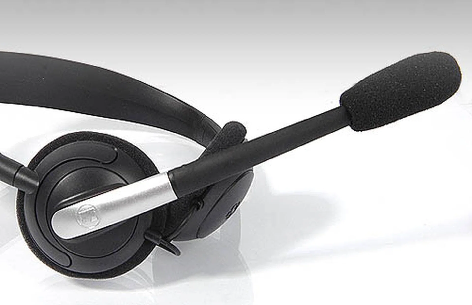 The PC 30 comes with a noise cancelling microphone to ensure voice clarity.