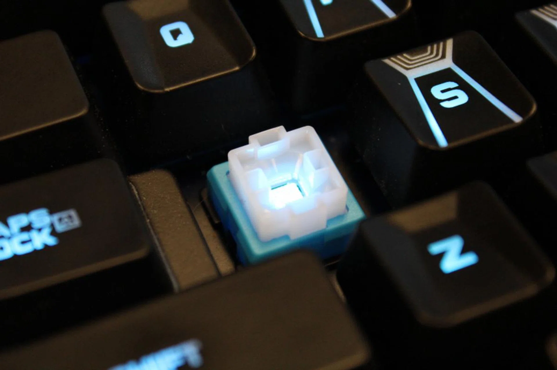 The backlight actually works as advertised. Notice the lights from the nearby keys aren't leaking out. The fact that is also looks like something that uses Iron Man's repulsor tech is a nice bonus.