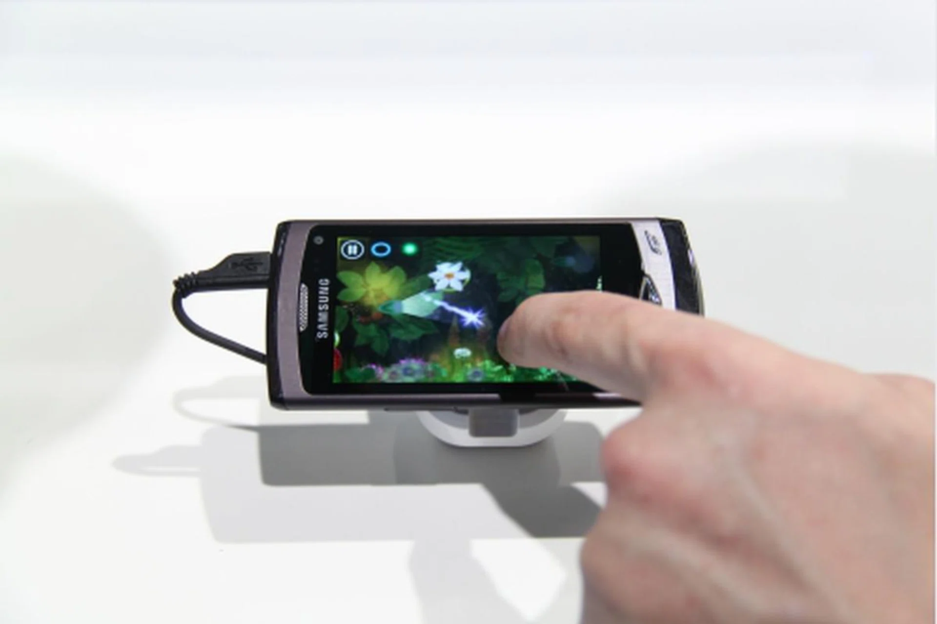 Another Samsung Apps shown was an adventure game where you move a glowing butterfly with your finger by touching the screen. The game is called Glo.