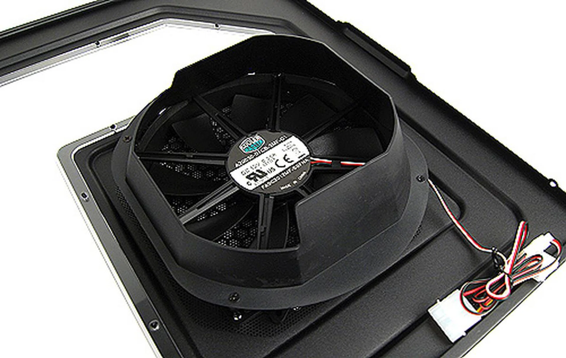 There's a 200mm side intake fan that has ducts to direct air directly onto the graphics card(s).