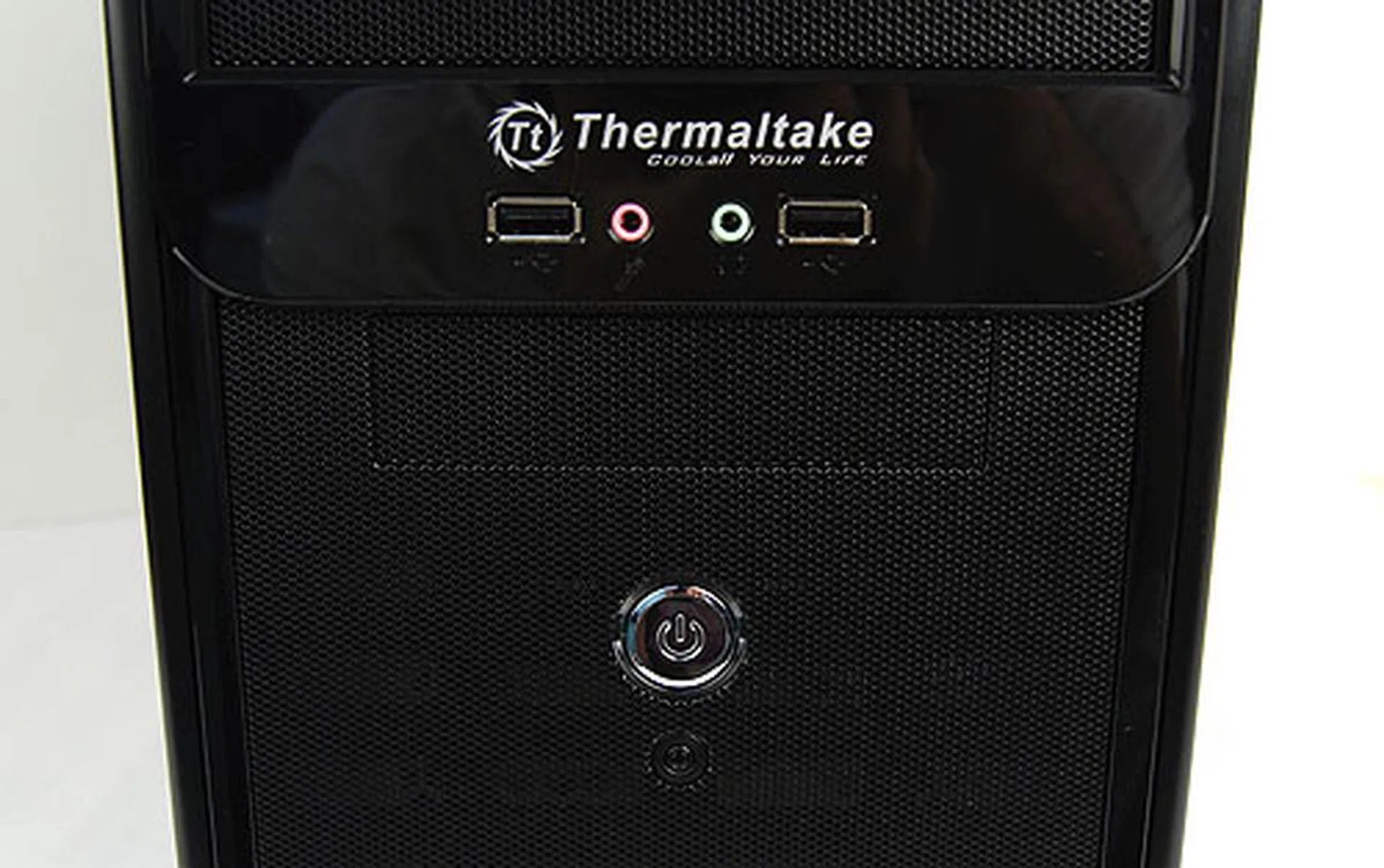 Thermaltake keeps it simple with only two USB 2.0 ports, headphones and microphones jacks.
