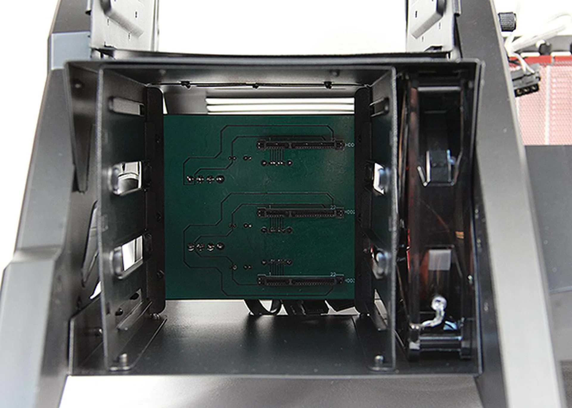 The HDD bays have SATA connectors and are hot swappable. To the right is a small 120mm fan with red LED lights, which provides direct cooling for your storage drives.