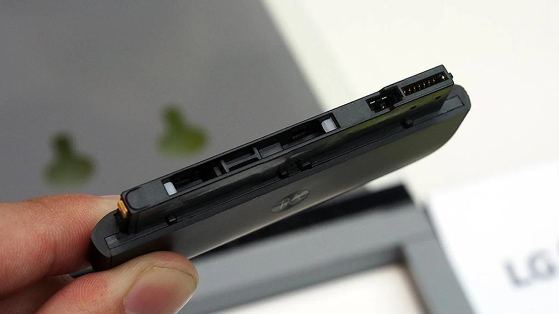 The module's connector that interfaces with the LG G5 phone and its battery.