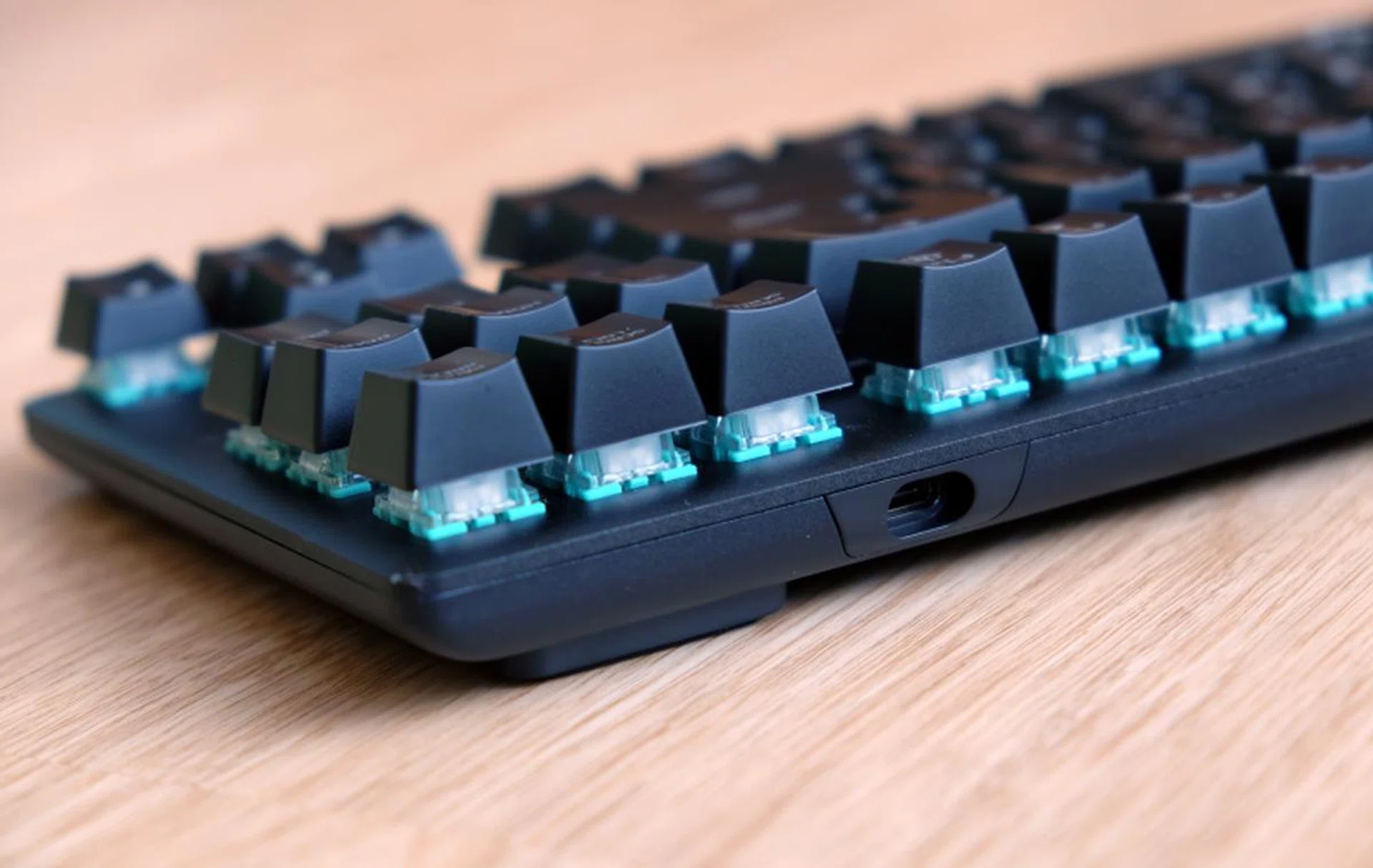 The chassis is aluminium and the keyboard has a floating key design.