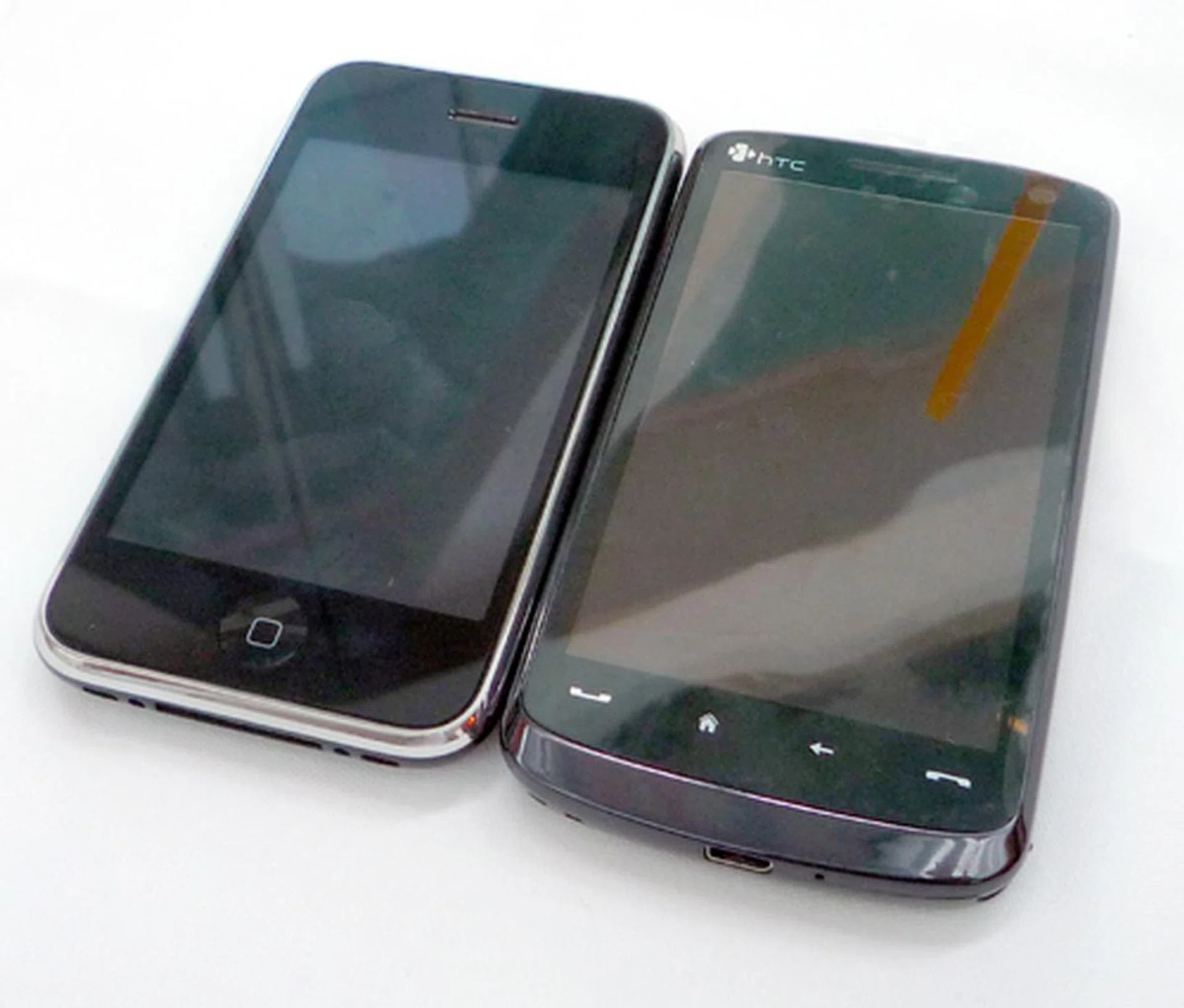 To give you a better gauge of the huge screen size, we placed the iPhone 3G with the Touch HD side by side. As you can see, the Touch HD has the advantage with its larger 3.8" screen as opposed to the iPhone 3G's 3.5" screen.
