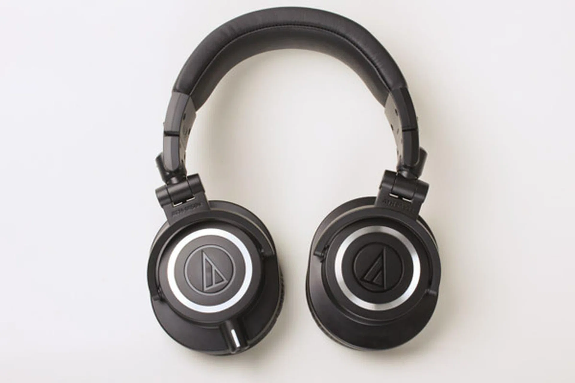 Full swivel capabilities allow you for on-ear monitoring. 