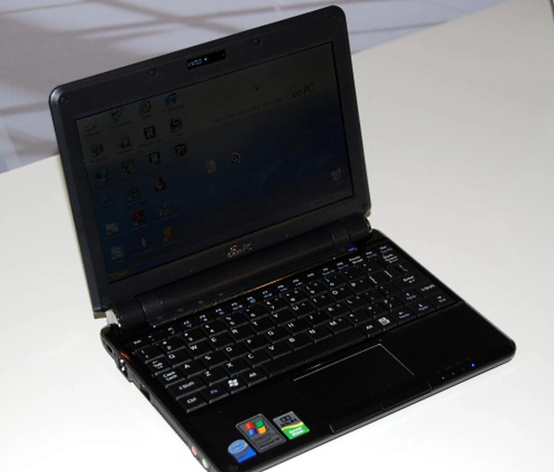  The black version of the Eee PC 901 drew the usual amount of attention from everyone attending the event. It's just that hard to resist a new Eee PC model.  