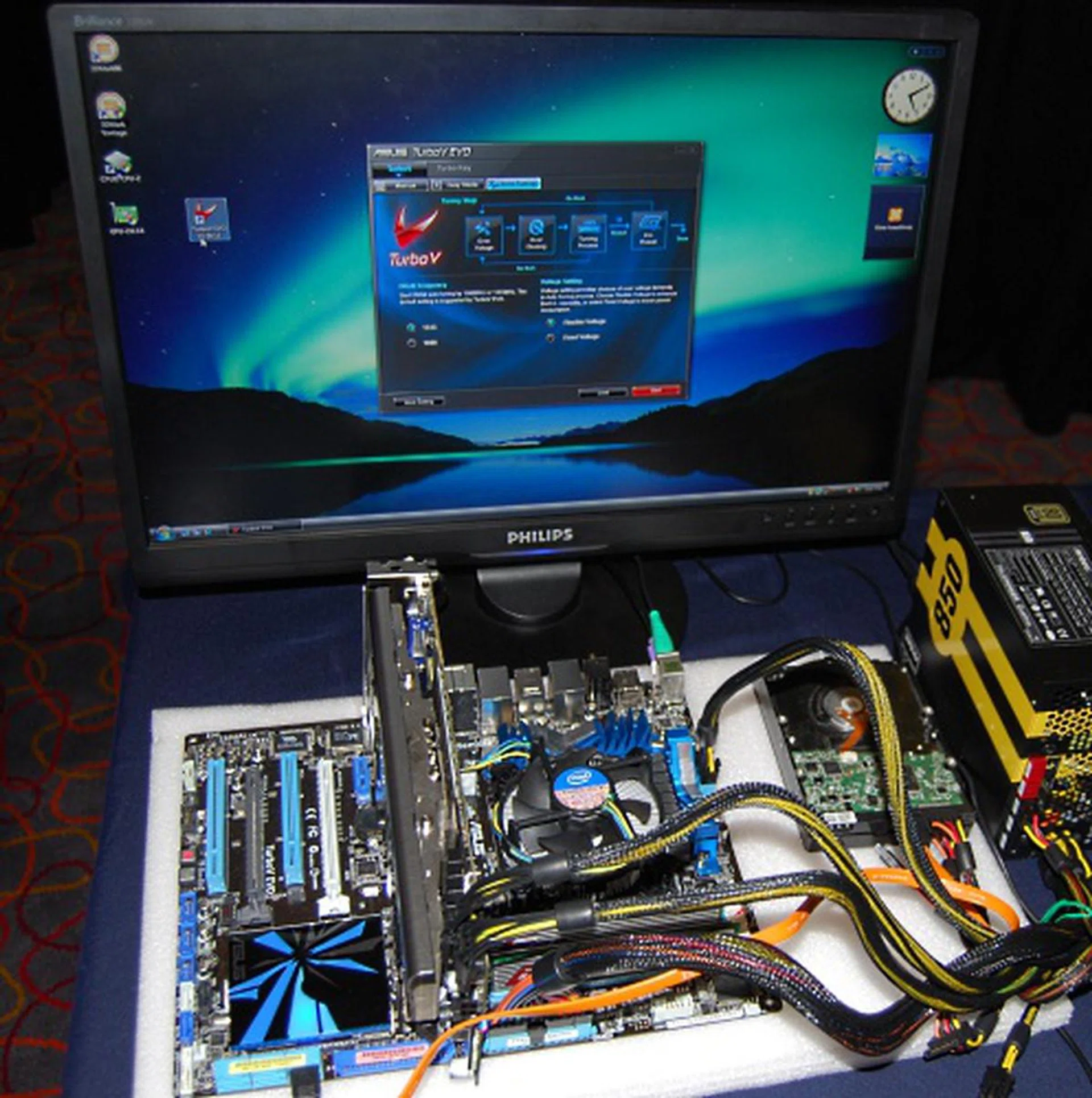 Oh? What's an ASUS system doing here at MSI's event. Well it seems that MSI is doing something along the lines of a 'Brand X' comparison, pitting the ASUS TurboV EVO overclocking tool with its own OC Genie.