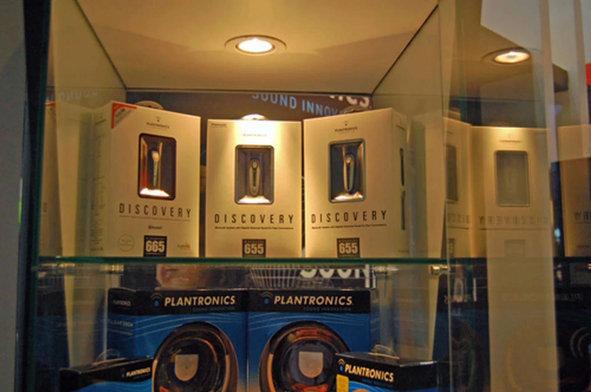  This is the limited edition Bluetooth mobile headset from Plantronics called the Discovery 655 Diamond, available at Comex for the price of $599. To suit your luxurious lifestyle, this is the headset you should stop for and it even comes with certification.  