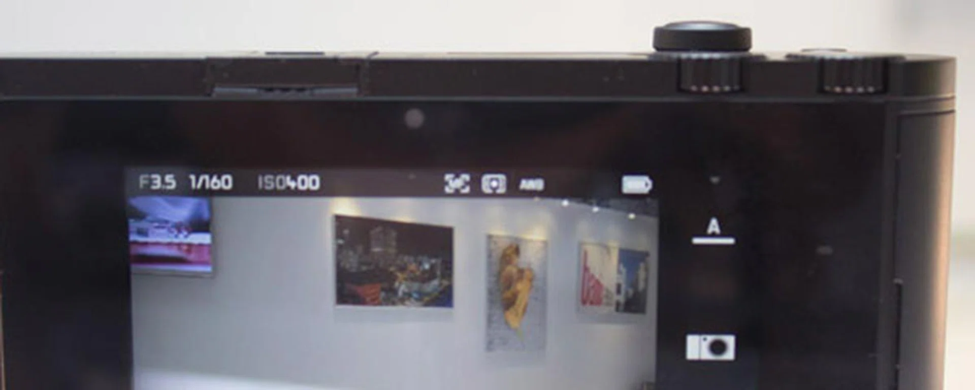 The shooting info is very discretely placed on the top left of your screen.