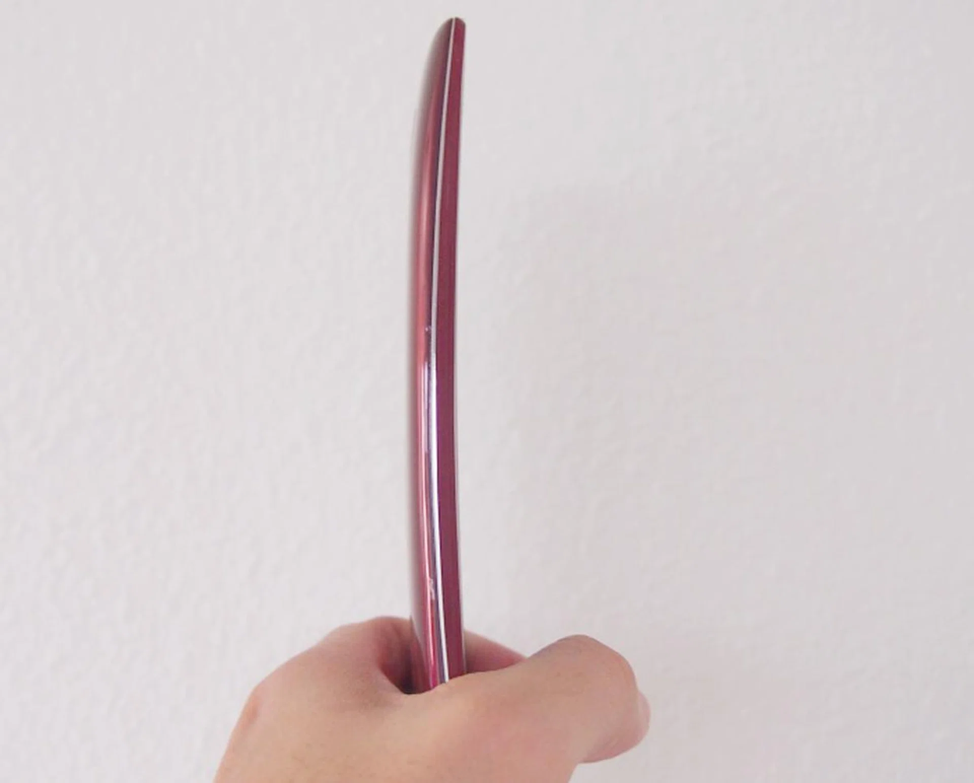 The LG G Flex 2 measures 7.1mm and 9.4mm at its thinnest and thickest point  respectively along the curved design.
