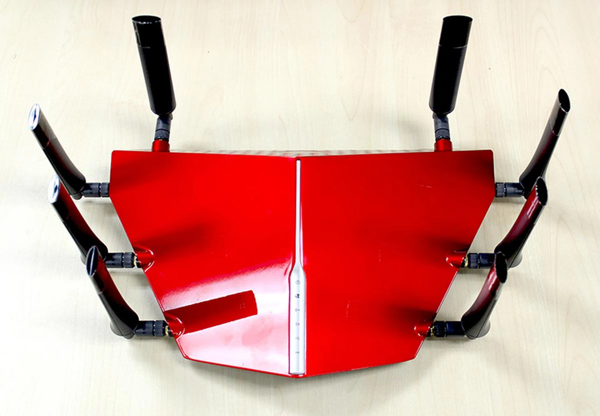 The D-Link DIR-895L offers blistering close range performance in an attractive bright red chassis.