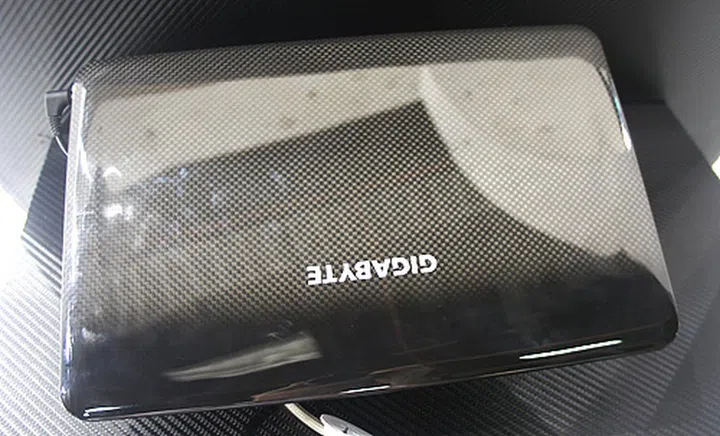 The carbon fibre chassis has been lacquered to give it a shiny, glossy look. Unfortunately, this also means it gets smudged with fingerprints easily.